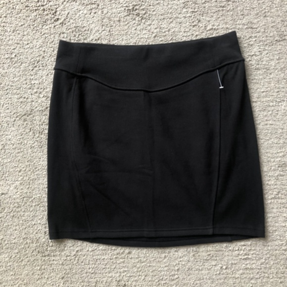 LULULEMON Scuba HR mini skirt.SOLD. - Picture 2 of 7